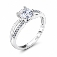 Bague de fiançailles solitaire en argent sterling 925 avec moissanite D VVS taille ronde et bande pavée fendue pour femme