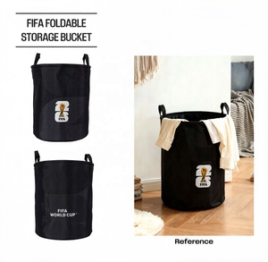Seau <span class=keywords><strong>de</strong></span> rangement pliable portable <span class=keywords><strong>Coupe</strong></span> <span class=keywords><strong>du</strong></span> <span class=keywords><strong>Monde</strong></span> FIFA 2026 noir avec logo trophée pour le camping, les pique-niques et l'organisation d'équipements <span class=keywords><strong>de</strong></span> plein air - Product Image 1