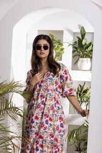Robe imprimée multicolore à manches kaftan pour femme avec détail volanté et ourlet évasé pour un look élégant, confortable et décontracté. - Product Image 4