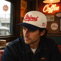 Cappellino da Baseball Streetwear Personalizzato 100% Cotone con Logo Ricamato 3D a Rilievo, Corona Crema, Visiera Blu Navy Bicolore Curva, Bandiera USA