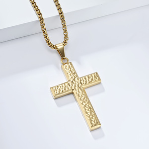 Collier pendentif croix texturée en acier inoxydable, collier <span class=keywords><strong>crucifix</strong></span> martelé en acier titane pour homme - Product Image 3