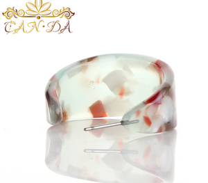 <span class=keywords><strong>A</strong></span> buon mercato all'ingrosso fatti <span class=keywords><strong>a</strong></span> mano <span class=keywords><strong>a</strong></span> forma di <span class=keywords><strong>c</strong></span> femminile in acetato di plastica della vite prigioniera delle donne degli orecchini fancy orecchino della vite prigioniera - Product Image 5