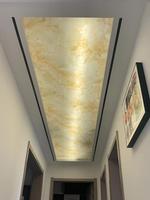 Plaque acrylique translucide effet marbre pour les plafonds de couloirs commerciaux, les murs décoratifs, les panneaux de caissons lumineux d'ascenseurs et l'éclairage de meubles.