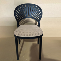 Chaise de salle à manger moderne d'extérieur en plastique PP imperméable avec dossier ajouré motif soleil, empilable pour café et terrasse