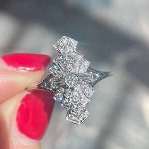 Anello di Fidanzamento Q962 per Donna in Oro Bianco con Diamante Taglio Brillante Rotondo Naturale Colore D e Pietre Laterali - Product Image 1