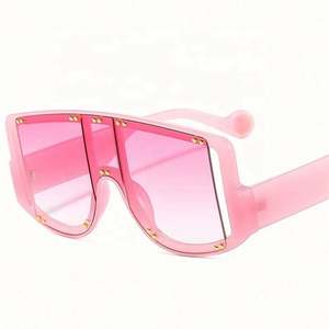 Vente flash - Lunettes de soleil tendance personnalisées avec logo, pour femmes et hommes, dégradé, UV400, grande monture, rivets, 2021 - Product Image 1