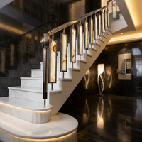 Escalier droit moderne en bois massif et acier avec rampe en verre trempé pour usage intérieur en villa