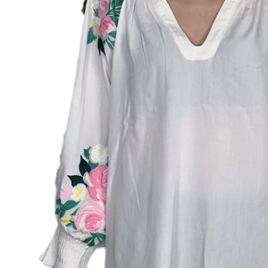 Chemisier ample brodé à manches longues en coton et lin blanc pour femme – Collection été OEM - Product Image 4