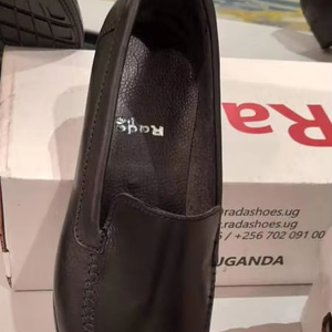 รองเท้าอ็อกซ์ฟอร์ดผู้ชาย Rada รุ่น Executive ผลิตด้วยมือจากวัสดุ PU แบบ Goodyear Welted เหมาะสำหรับใส่ทำงานในออฟฟิศ ชุดยูนิฟอร์มบริษัท ใช้ได้ทุกฤดูกาล - Product Image 1