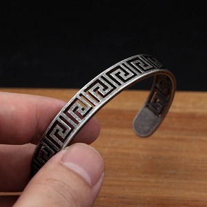 Yunnique Brazalete de acero inoxidable para hombre, patrón geométrico, forma de C hueca, joyería de moda - Product Image 3