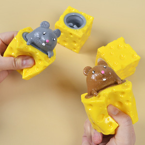 Nouveau jouet créatif et mignon en forme de souris de fromage pour tasse, jouet anti-stress amusant en forme d'écureuil à presser pour tasse - Product Image 3