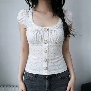 T-shirt blanc à manches bouffantes pour femme, imprimé à pois mignon, tricoté pour l'été, écologique, classique, avec col en U et dentelle boutonnée - Product Image 1