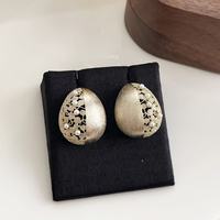 Boucles d'oreilles clous vintage en or filigrané ajouré avec perle en forme de goutte pour le quotidien, les fêtes et les événements spéciaux – Style Inde
