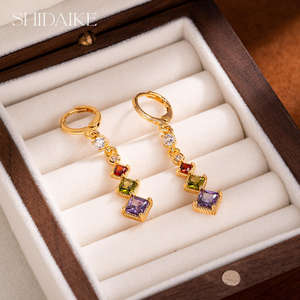 Elegantes Pendientes Unisex de Perlas de Agua Salada Chapados en Oro de 18K y Circonitas Multicolores, Personalizados, Arcoíris, Modernos, de Lujo - Product Image 3