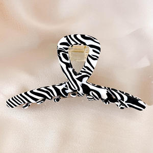 Clips de garra de nuevo diseño YJL, clips de garra de pelo de color Vaca, clips de garra de pelo recortados medianos en blanco y negro para mujer - Product Image 2