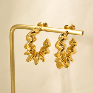 Nuevos Aretes de Aro Pequeños de Acero Inoxidable Chapados en Oro de 18K PVD, con Diseño Ondulado Clásico y Elegante, Resistentes al Deslustre - Product Image 4