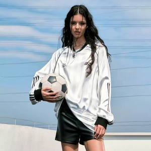 เสื้อยืดคอวี แขนยาว ลายทางสไตล์เรโทร แบบยูนิเซ็กซ์ แห้งเร็ว สวมใส่สบาย เหมาะสำหรับแฟนฟุตบอล พร้อมบริการ OEM - Product Image 3