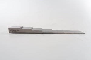 Bloc de calibration en forme de coin à 7 niveaux (1-10 mm) pour jauge d'épaisseur ultrasonique, en acier inoxydable 304, avec étui de transport et certificat - Product Image 4