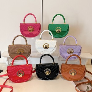 Borsa da Donna alla Moda e Trendy. La borsa a mezzaluna è realizzata in materiale PU.8972 - Product Image 1