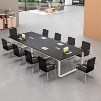 Table de réunion contemporaine avec surface spacieuse, accès intégré aux appareils et base blanche élégante