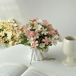 Bouquet de marguerites artificielles en soie pour la décoration de la maison, les mariages et les événements extérieurs – Composition de 5 tiges et 10 têtes de chrysanthèmes papillon - Product Image 2
