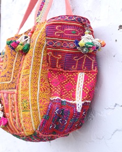 Sac à bandoulière ethnique indien fait main de Jaipur, style Banjara, avec fleurs brodées à la main, en coton, pour femme - Product Image 3
