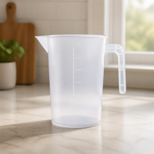 Pichet doseur en plastique transparent HALO avec poignée et bec verseur, carafe graduée pour la cuisine, la pâtisserie, le restaurant - Product Image 1