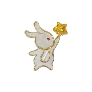 Broche Lapin Scintillante Plaqué Or avec Incrustation de Nacre, Inspirée des Contes de Fées Magiques, Étoile Jaune Étincelante - Product Image 5