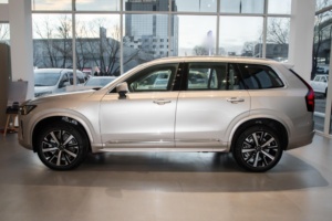 <span class=keywords><strong>Volvo</strong></span> XC90 d'occasion 2024 B6 Transmission intégrale Version Luxe Momentum 7 places Grand espace Essence SUV d'occasion Faible kilométrage - Product Image 3