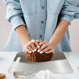 เขียงสแตนเลสหนาสองด้านพร้อมพื้นผิวป้องกันเชื้อราและแบคทีเรียสำหรับการม้วนและสับผัก - Product Image 2