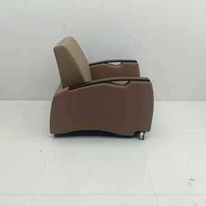 เก้าอี้โรงพยาบาลเคเม่ิง ที่วางแขนหนัง พร้อมล้อเลื่อน สำหรับผู้ใหญ่ - Product Image 2
