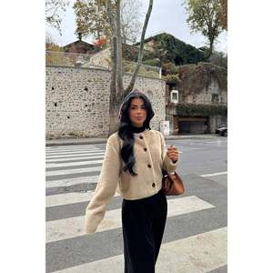 Veste pour femme avec détails boutonnés couleur crème - Product Image 3