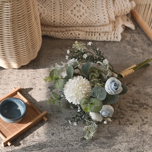 CallaFloral Ramo de Flores Artificiales Blanco y Azul con Eucalipto para Decoración de Bodas y Hogar - Product Image 1