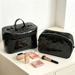 Bolsa de maquillaje grande y duradera con logo en relieve, bolsas de cosméticos para mujer, bolsa de cuero PU brillante con cremallera. - Product Image 3