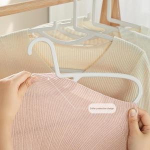 Ensemble de 5 cintres empilables, non marquants et antidérapants, cintres multifonctionnels, cintres peu encombrants - Product Image 3