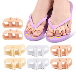 Sandale à trois trous en SEBS <span class=keywords><strong>avec</strong></span> séparateur <span class=keywords><strong>d</strong></span>'<span class=keywords><strong>orteils</strong></span> pour hallux valgus et <span class=keywords><strong>orteils</strong></span> croisés, correcteur <span class=keywords><strong>d</strong></span>'<span class=keywords><strong>orteils</strong></span> torts - Product Image 1