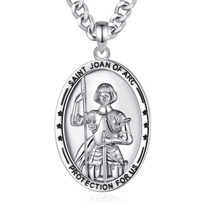 Collar al por mayor chapado en rodio de Santa Juana de Arco con borde de estrella de esmalte negro, colgante religioso de protección para hombres o mujeres - Product Image 1