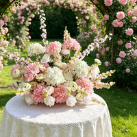 Arrangement de fleurs artificielles en rose rouge bordeaux et blanche, centre de table floral en soie pour la décoration de table de mariage et d'allée d'église