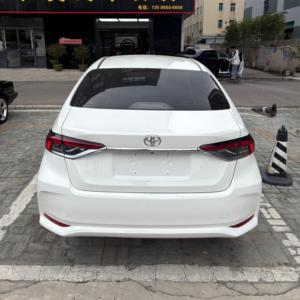 Toyota <span class=keywords><strong>Corolla</strong></span> d'occasion 2022, <span class=keywords><strong>blanche</strong></span>, 30 000 km, boîte manuelle, conduite à gauche, pneus R15, sièges en tissu, intérieur foncé, essence, voiture en stock - Product Image 2