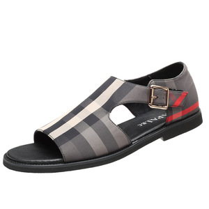 Sandalias de diseñador con punta abierta y decoración de hebilla, pantuflas de moda para hombre, parte superior de PU, suela de goma, entresuela de EVA para verano. - Product Image 1
