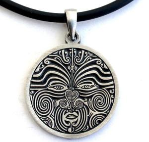Collier pendentif hawaïen personnalisé en <span class=keywords><strong>étain</strong></span> vente en gros <span class=keywords><strong>bijoux</strong></span> fins tatouage Tiki Maori esprit visage polynésien - Product Image 1