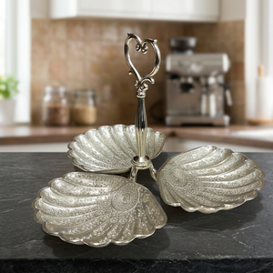 Plateau de service élégant à 3 niveaux en métal, avec poignée en forme de cœur, motif nature morte, design bohème, fait main pour la décoration intérieure et le service - Product Image 3