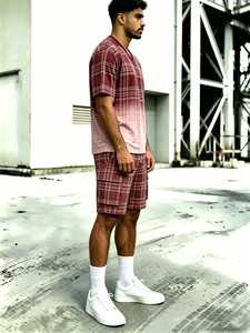 Ensemble urbain 2 pièces pour homme : T-shirt rouge à carreaux dégradé col en V et short cargo à carreaux - Product Image 3
