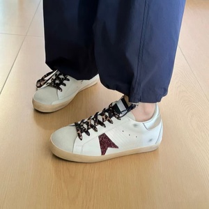 Zapatillas Deportivas Casuales Unisex con Suela Plana y Comodidad, Diseño Vintage Lavado y Desgastado, Parte Superior con Textura de Piel de Cocodrilo, Parche de Estrella, Combinación de Colores Borgoña - Product Image 4