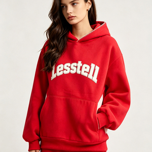 Felpa con Cappuccio Collegiale Rossa LTD-H1148 con Applicazione di Lettere Tonal, Cuciture a Contrasto, Tasca a Marsupio, Vestibilità Oversize - Product Image 1