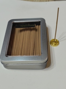 Varilla de incienso aromático japonés en caja de lata Agarwood-Uso para fines perfumados - Product Image 2