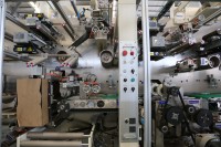 Machine automatique de fabrication de couches pour bébé
