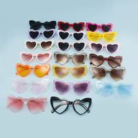 Lunettes UV400 de mariage personnalisées bon marché, lunettes de soleil colorées pour la fête, lunettes de soleil en forme de cœur d'amour, vente en gros