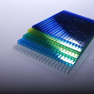 Plaque alvéolaire en <span class=keywords><strong>polycarbonate</strong></span> transparent <span class=keywords><strong>traité</strong></span> anti-<span class=keywords><strong>UV</strong></span> moderne avec garantie <span class=keywords><strong>de</strong></span> 10 ans, épaisseur durable <span class=keywords><strong>de</strong></span> 4 à 40 mm pour applications professionnelles - Product Image 1