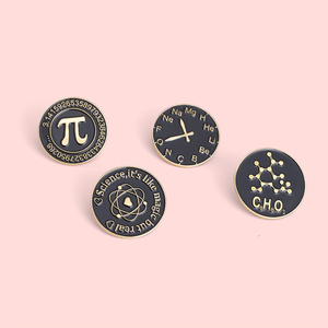 Luxe Merk Creatieve Metalen Broches Chemische Elementen Wiskunde <span class=keywords><strong>Pi</strong></span> Science Badges Schooltassen Accessoires - Product Image 2